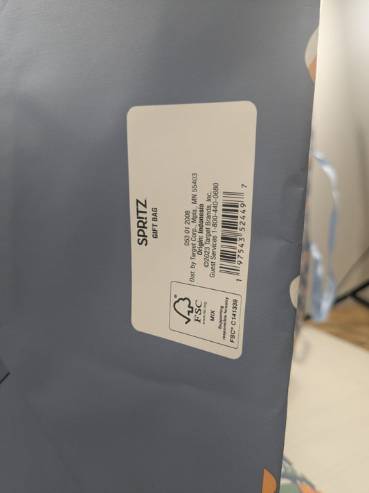 16 Pack XL Spritz Gift Bags Plus 16 Packs Of Decorative Tissue