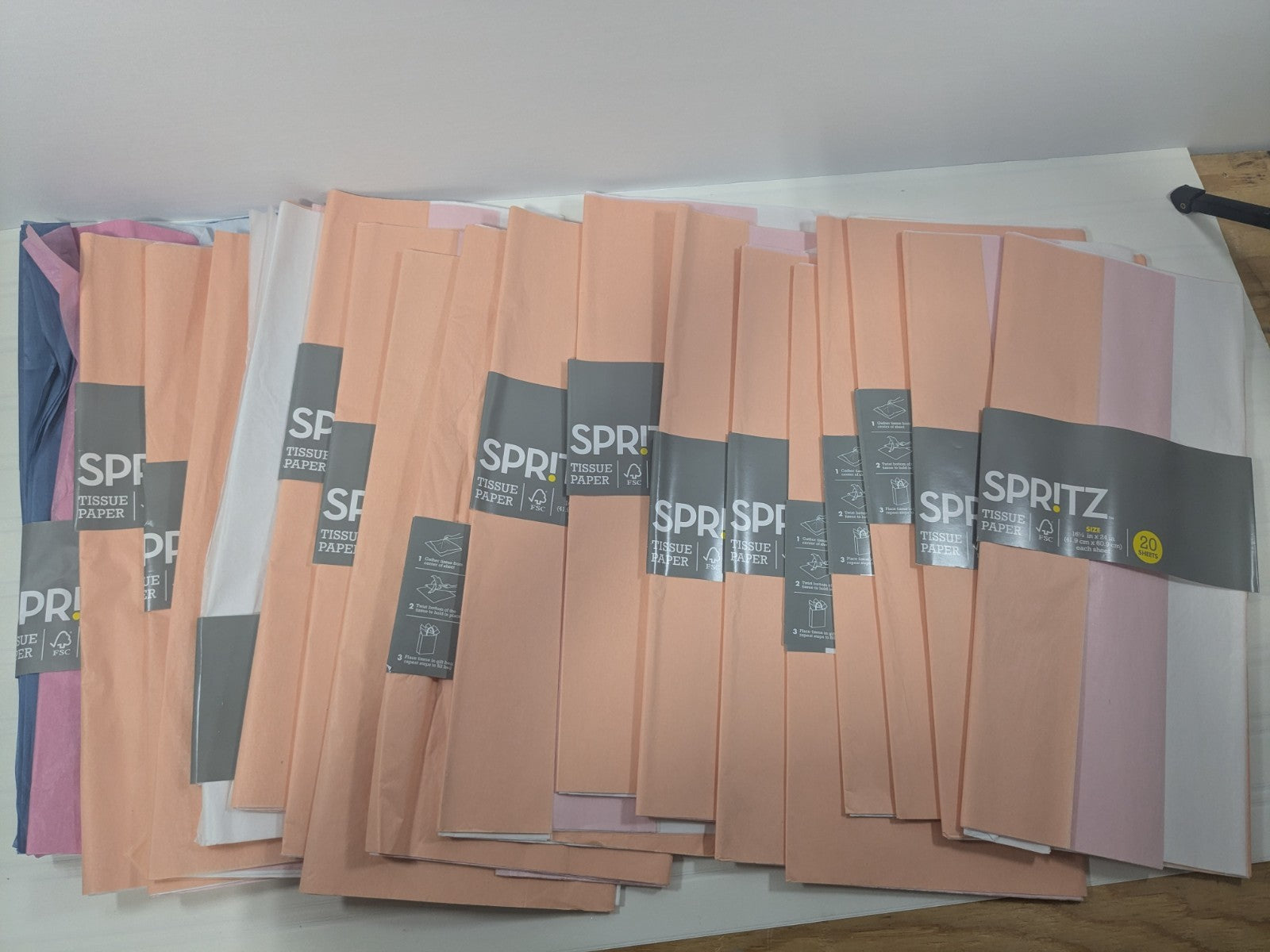 16 Pack XL Spritz Gift Bags Plus 16 Packs Of Decorative Tissue