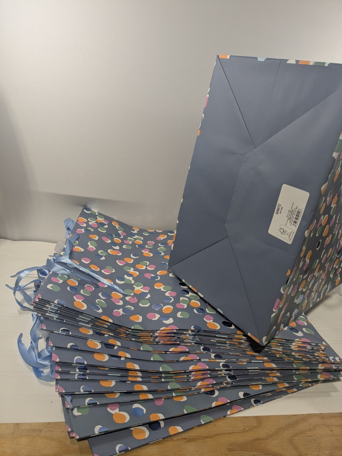 16 Pack XL Spritz Gift Bags Plus 16 Packs Of Decorative Tissue